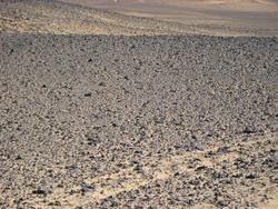 Why is this desert black? The pebbles, of course !!!